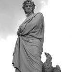 Statua di Dante Alighieri in piazza Santa Croce a Firenze