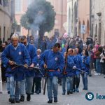 Gli sparatori annunciano l'arrivo del Cristo Risorto durante la processione di Pasqua a Tarquinia