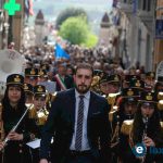 La banda apre il corteo poco prima dell'inizio della Processione del Cristo Risorto per la Pasqua a Tarquinia
