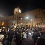 Un momento di preghiera durante la processione del Cristo Morto a Tarquinia