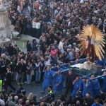 Nel momento clou della Processione di Pasqua a Tarquinia nel 2026, il Cristo Risorto arriva in piazza