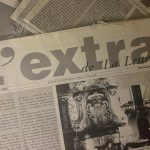 Copie del giornale cartaceo L’Extra con il primo numero del 2006 in primo piano