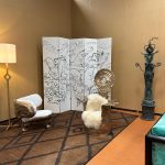 Allestimento con seduta-scultura in bronzo di Roberto Matta e arredi di design esposti al Salone Raritas 2026 a Milano