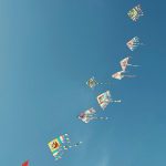 Aquiloni colorati in volo