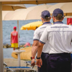 Agenti della Guardia Costiera in spiaggia