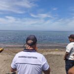 Personale della Guardia Costiera delimita l’area sulla spiaggia di Porto Clementino a Tarquinia dopo il ritrovamento di un residuato bellico segnalato da un bagnante
