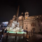 Dettagli notturno di Piazza Navona, a Roma, con la Fontana dei Fiumi