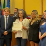 Tiziana Favi mentre riceve il riconoscimento al merito del Gran Premio Internazionale di Venezia