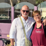 Elisa e Maurizio davanti alla gelateria Carpe Diem di Tarquinia Lido nella venticinquesima stagione di attività.