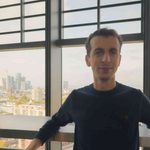 Patrizio Tufarolo con lo skyline di Francoforte sullo sfondo